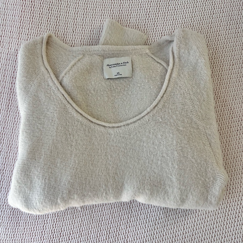 Abercrombie Soft A&F Cream V-Neck Sweater Size XS